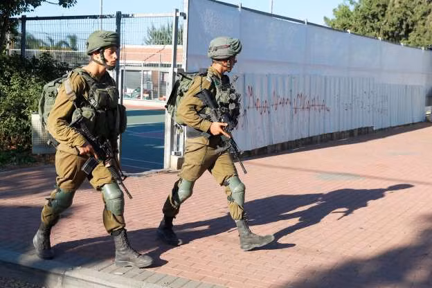 Lính Israel lại đi ngược với xu thế của thế giới khi sử dụng quân phục trơn không có một vệt rằn ri nào. Nguồn ảnh: MSN.