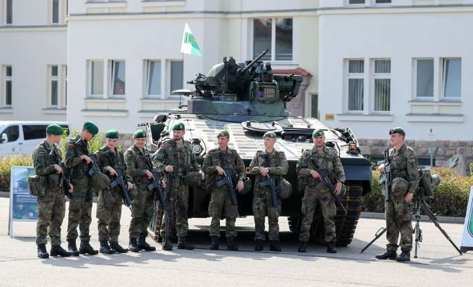 Lính bộ binh Đức có quân phục màu xanh thẫm, phù hợp với môi trường tác chiến trong các khu rừng lá kim ở châu Âu. Nguồn ảnh: MSN.