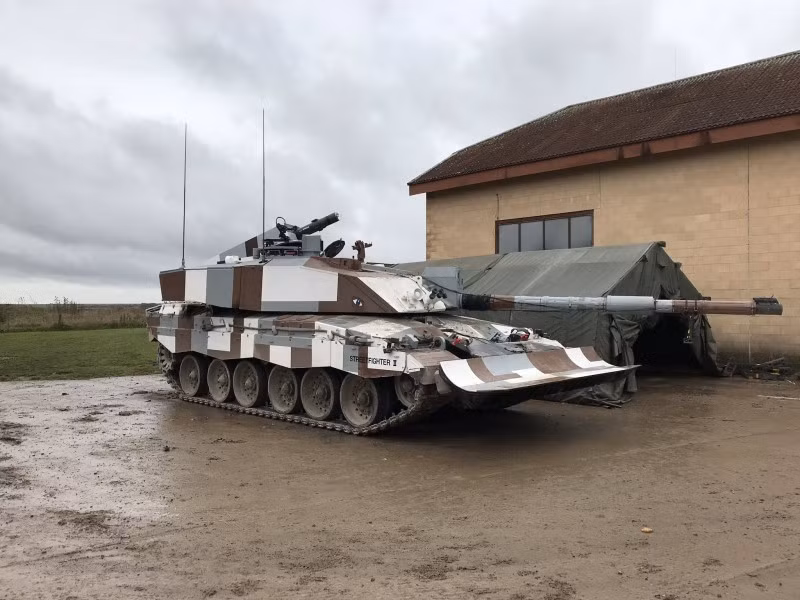 Mới đây nhất, lục quân Anh đã gây bất ngờ khi công bố hình ảnh chiếc xe tăng Challenger II của họ với container chứa các ống phóng của tên lửa Brimstone trên nóc tháp pháo.