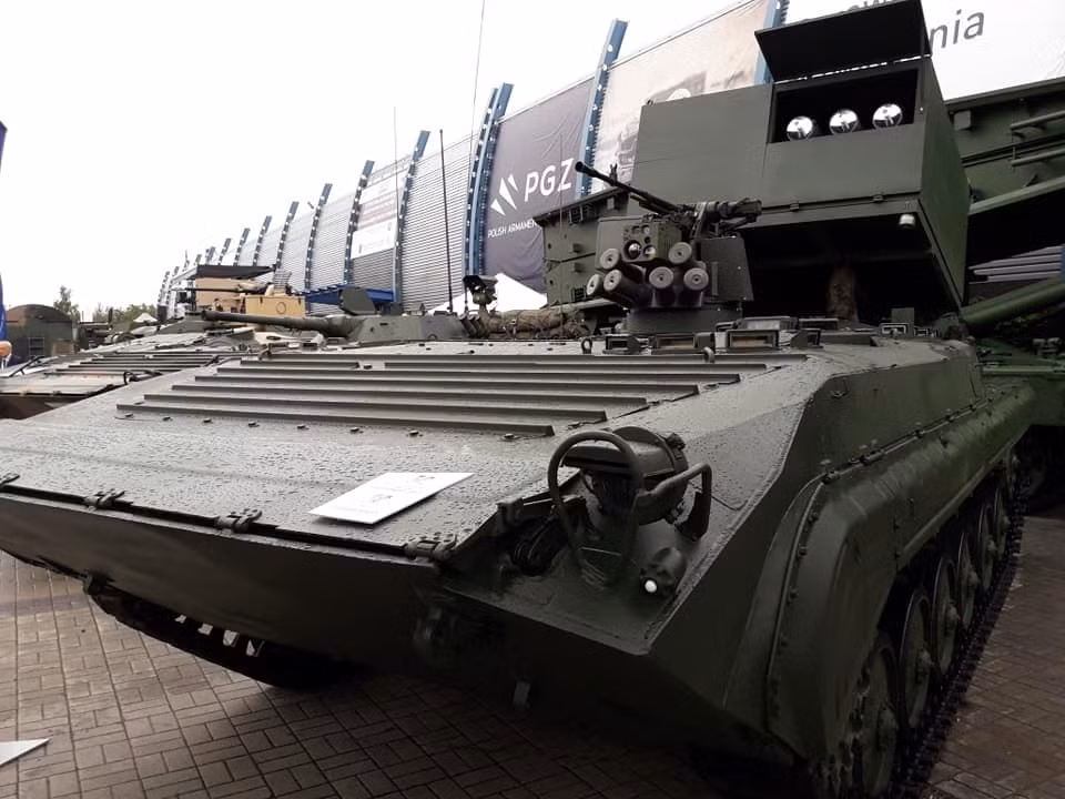 Tên lửa Brimstone có trọng lượng 18,5 kg; chiều dài 1,8 m; đường kính 178 mm; tích hợp đầu nổ lõm liều đúp dạng tandem để công phá các lớp giáp phản ứng nổ tối tân nhất.