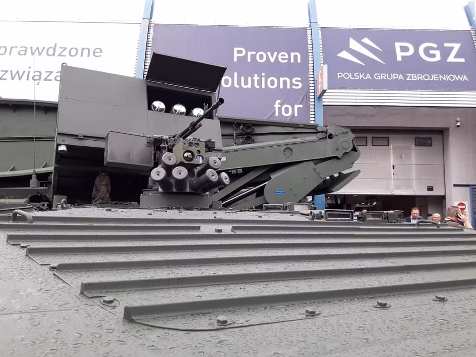 Đặc điểm nổi trội khác của tên lửa Brimstone đó là nó có khả năng "bắn và quên", bay theo mục tiêu mà phi công hay trắc thủ đã định sẵn trước khi phóng.