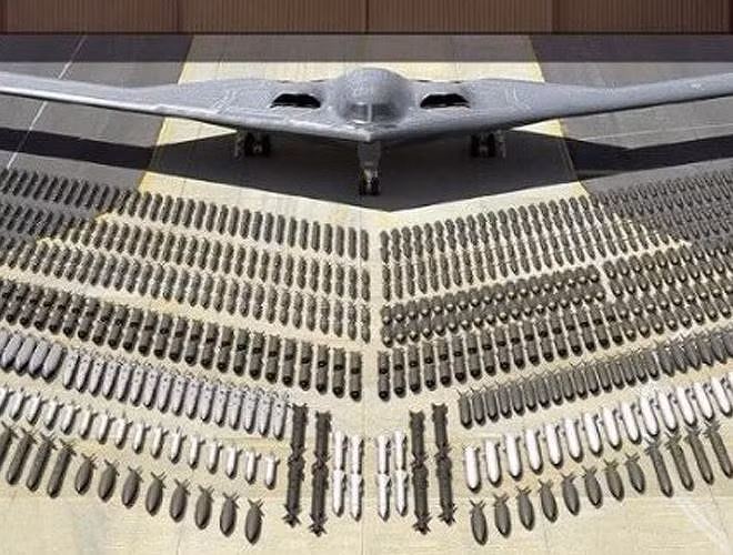 B-2 có chiều cao 5,18m, dài 21m và sải cánh dài tới 52,42m. Với kiểu dáng đặc biệt kết hợp vật liệu hấp thụ sóng radar làm cho sóng radar dò tìm của đối phương bị trượt đi theo hướng khác không phản hồi lại máy thu.