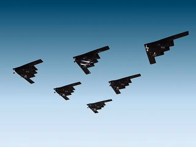 Máy bay ném bom tàng hình chiến lược B-2 có chuyến bay đầu tiên vào ngày 17 tháng 7 năm 1989 và ra mắt công chúng vào tháng 4 năm 1997.