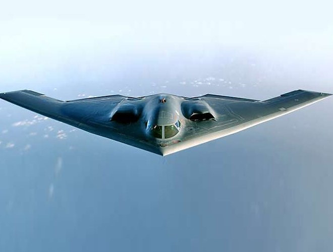 B-2 được điều khiển bởi 2 phi công và có khả năng mang theo tải trọng khoảng 20 tấn, kể cả bom hạt nhân.