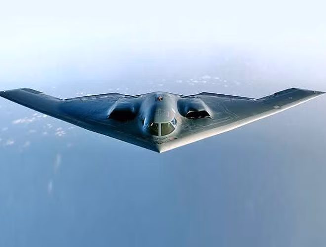 B-2 được điều khiển bởi 2 phi công và có khả năng mang theo tải trọng khoảng 20 tấn, kể cả bom hạt nhân.