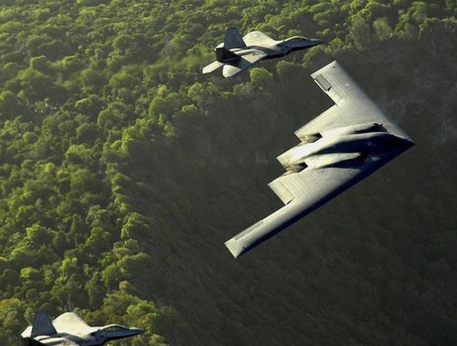 B-2 Spirit có tổ lái hai người; một phi công ngồi bên trái và một chỉ huy ở bên phải. Từ khi đi vào thực chiến cho tới nay, những siêu máy bay ném bom chiến lược này đã có vô số lần thực chiến và được đánh giá rất cao.