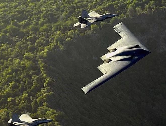 B-2 Spirit có tổ lái hai người; một phi công ngồi bên trái và một chỉ huy ở bên phải. Từ khi đi vào thực chiến cho tới nay, những siêu máy bay ném bom chiến lược này đã có vô số lần thực chiến và được đánh giá rất cao.