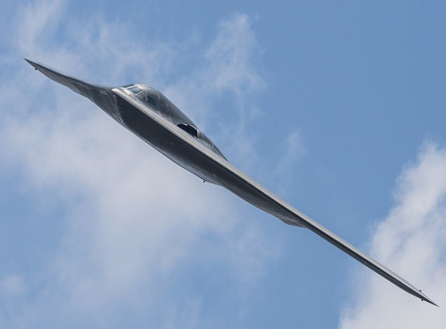 Với Hệ thống hỗ trợ mục tiêu GPS (GATS); bom hỗ trợ GPS; Vũ khí tấn công điều khiển chung (JDAM); radar APQ-181... máy bay này có thể ném bom 16 mục tiêu một lúc, rất chính xác.