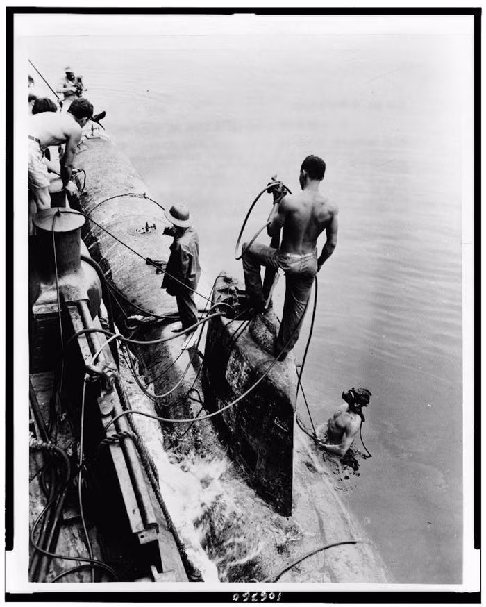 Thuỷ thủ Hải quân Mỹ tại Trân Châu Cảng thu được một tàu ngầm bỏ túi của Nhật bị bỏ lại sau cuộc tấn công bất thình lình, không hề báo trước vào nước Mỹ. Nguồn ảnh: BI.