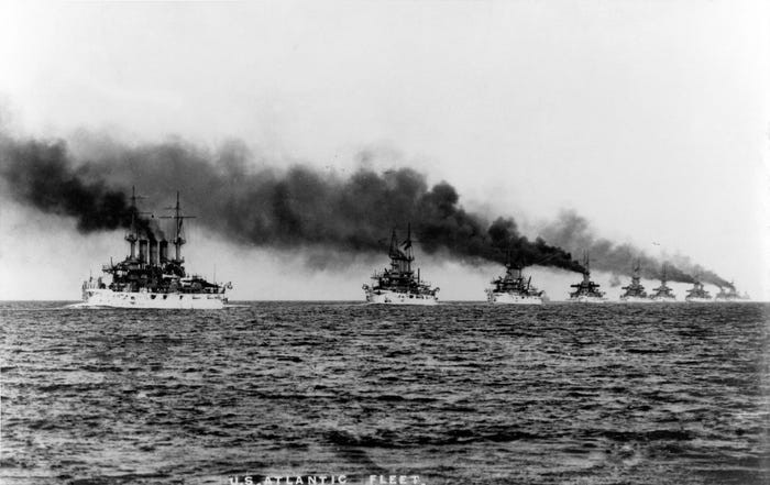 Hạm đội Hải quân Mỹ đầu thế kỷ 20 phô chương sức mạnh với đoàn tàu hơi nước đông đảo, hiện đại của mình. Nguồn ảnh: BI.