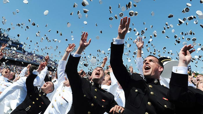 Học viên sĩ quan Hải quân Mỹ tốt nghiệp năm 2015 - khác xa với cách ăn mừng tốt nghiệp của cha ông họ cách đấy gần 100 năm. Nguồn ảnh: BI.
