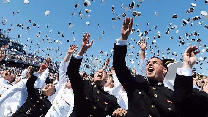 Học viên sĩ quan Hải quân Mỹ tốt nghiệp năm 2015 - khác xa với cách ăn mừng tốt nghiệp của cha ông họ cách đấy gần 100 năm. Nguồn ảnh: BI.