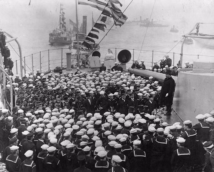 Tổng thống Mỹ ông Theodore Roosevelt ra lệnh cho thuỷ thủ Mỹ thực hiện hải trình vòng quanh thế giới lần đầu tiên vào năm 1907. Hải trình này kết thúc sau đó hai năm. Nguồn ảnh: BI.