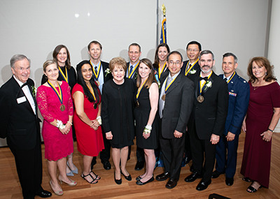 Nhờ sự nỗ lực và cần cù của mình, hiện tại Khanh Pham đang là một trong những kỹ sư không gian vũ trụ hàng đầu của Không quân Mỹ, được trao tặng nhiều giải thưởng nhờ những đóng góp của mình. Nguồn ảnh: Forces.