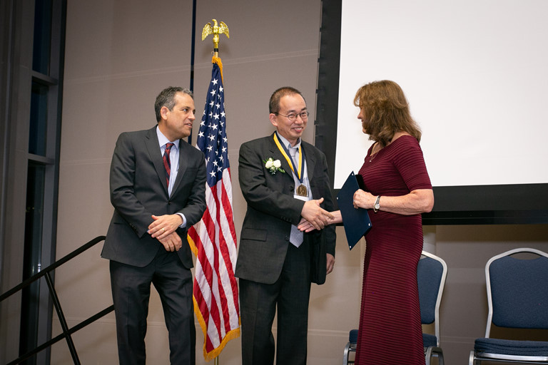 Tiễn sĩ Khanh Pham (giữa) hồi tuần trước đã được Hiệp hội Các nhà khoa học và Kỹ sư châu Á trao giải thưởng Chuyên môn năm 2019 vì những đóng góp của ông cho Không quân Mỹ lẫn cộng đồng kỹ sư, khoa học. Nguồn ảnh: USAF.