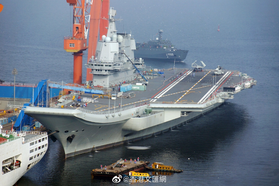 Nhiều khả năng, quá trình "đặt tên, đánh số" cho tàu sân bay Type 001A của Trung Quốc đã được tiến hành với việc vẽ số hiệu lên thân tàu và lên khu vực kiến trúc thượng tầng. Nguồn ảnh: Sina.