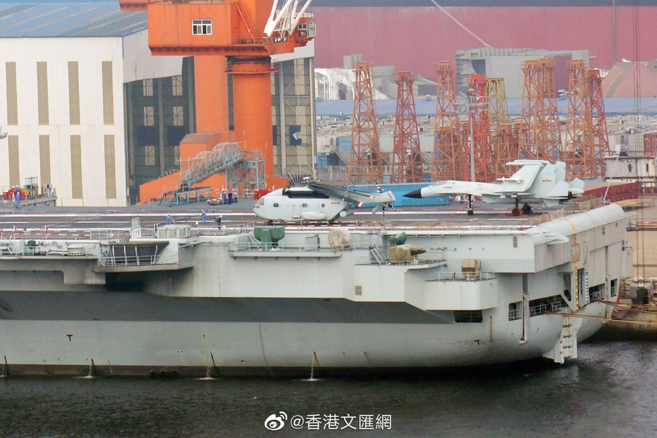 So với tàu sân bay Liêu Ninh, Type 001A có nhiều điểm cải tiến vượt bậc trong đó có hệ thống cầu nhảy được thiết kế với độ dốc thấp hơn kèm theo đó là hệ thống dẫn động, động cơ hiện đại hơn. Nguồn ảnh: Sina.