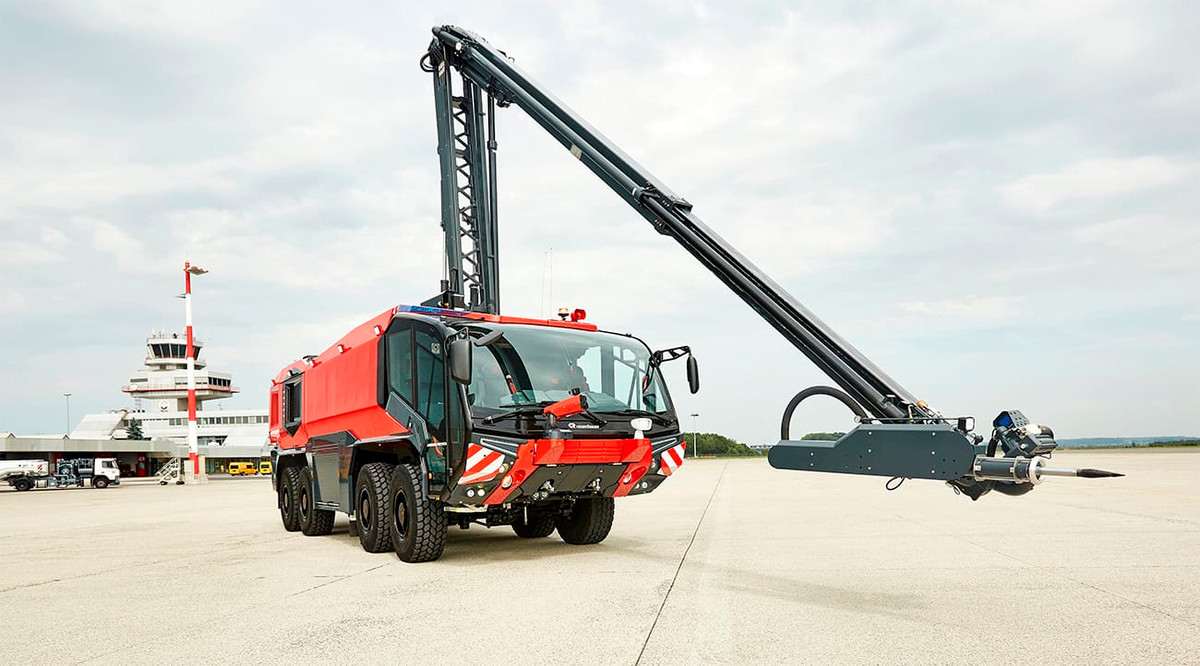 Ngoài ra, xe còn được trang bị nhiều công nghệ hiện đại khác như vòi cứu hoả có khả năng điều khiền tử xa, hệ thống cần thuỷ lực để phá cửa, khoang lái bọc kính cung cấp tầm nhìn siêu rộng cho người lái,... Nguồn ảnh: Rosenbauer.