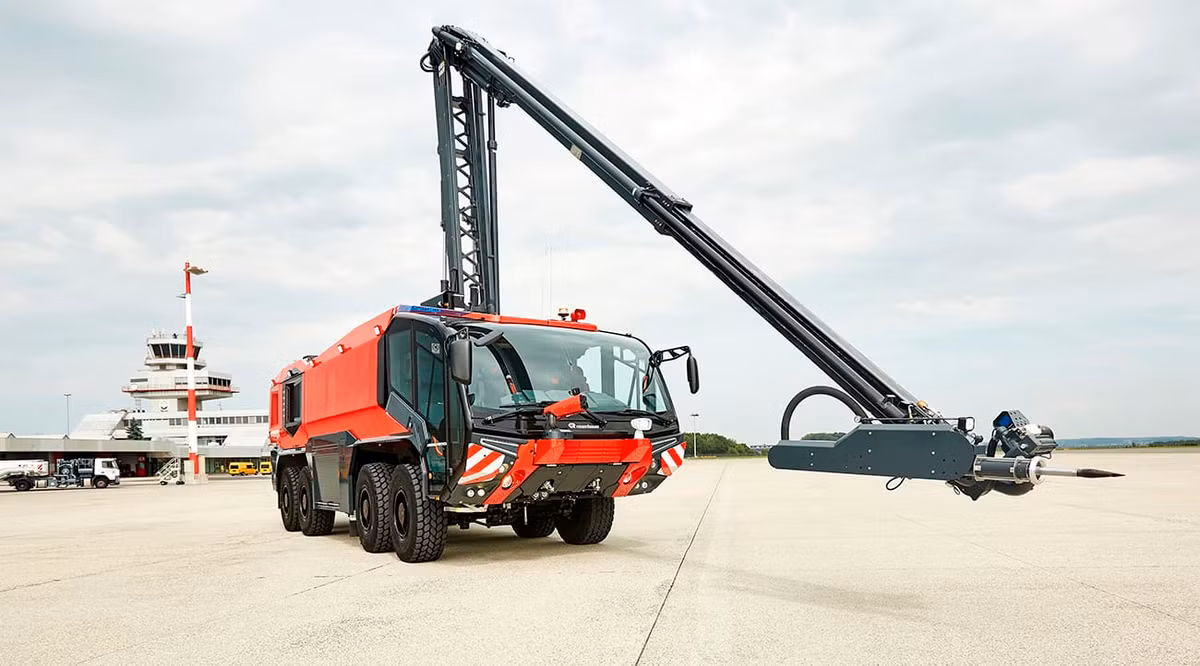 Ngoài ra, xe còn được trang bị nhiều công nghệ hiện đại khác như vòi cứu hoả có khả năng điều khiền tử xa, hệ thống cần thuỷ lực để phá cửa, khoang lái bọc kính cung cấp tầm nhìn siêu rộng cho người lái,... Nguồn ảnh: Rosenbauer.