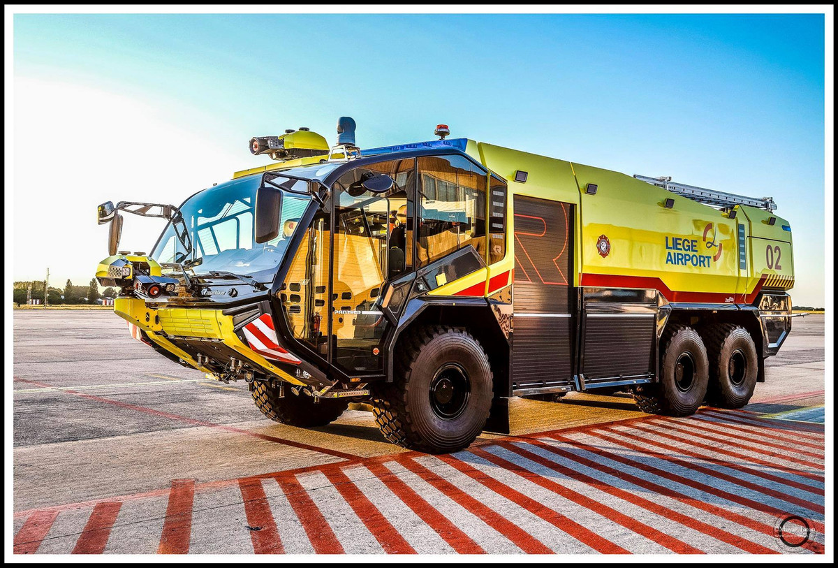 Khi thực hiện hoạt động chữa cháy, xe cứu hoả Panther có khả năng bơm tối đa tới 9.000 lít nước/phút - nghĩa là chỉ chưa tới 1 phút 30 giây chiếc xe này đã có thể xả hết 12.500 lít nước mà nó mang theo. Nguồn ảnh: Rosenbauer.