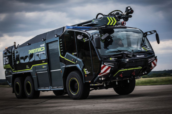 Xe có thiết kế "khuyết đầu" giống nhiều loại xe cứu hoả khác do châu Âu thiết kế và sử dụng để phù hợp với môi trường phố xá, đô thị có phần chật chội của phương Tây. Nguồn ảnh: Rosenbauer.