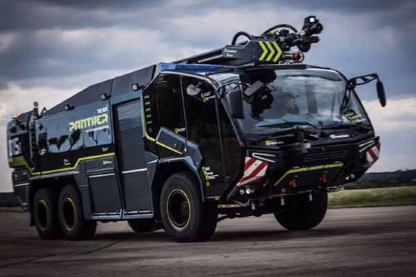 Xe có thiết kế "khuyết đầu" giống nhiều loại xe cứu hoả khác do châu Âu thiết kế và sử dụng để phù hợp với môi trường phố xá, đô thị có phần chật chội của phương Tây. Nguồn ảnh: Rosenbauer.