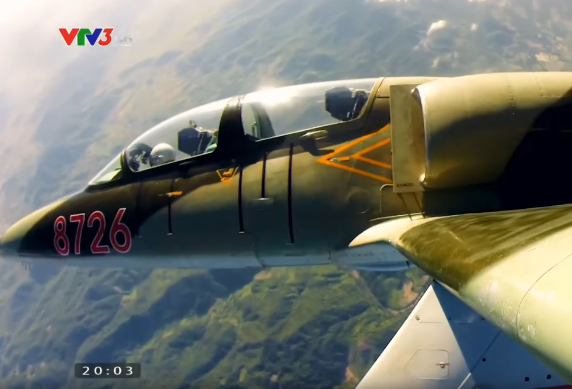 Một phi công thực hiện chuyến bay solo (bay đơn) không có huấn luyện viên ngồi sau với máy bay L-39. Nguồn ảnh: VTV.