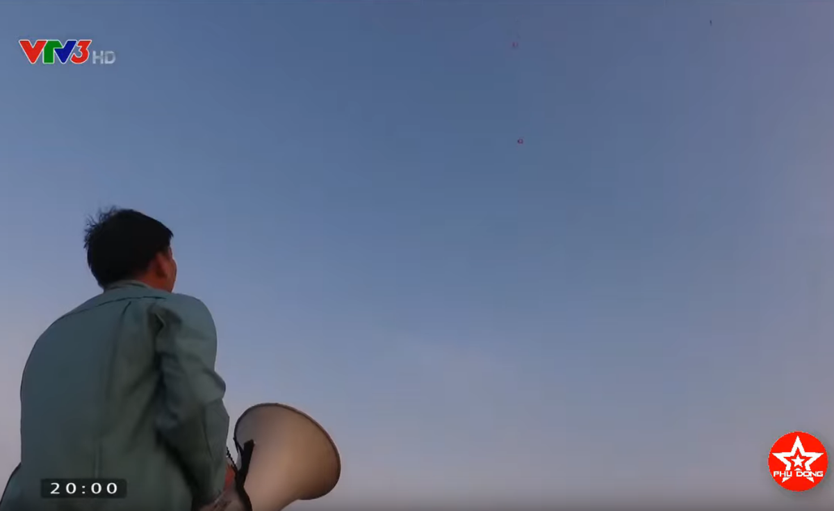 Khi học viên nhảy dù thoát khỏi cửa máy bay, cách "trợ giúp" duy nhất mà huấn luyện viên có thể làm đó là dùng loa điều chỉnh hướng bay và động viên tinh thần các học viên. Nguồn ảnh: VTV.