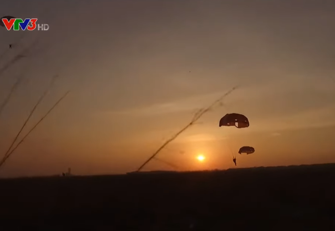 Mọi sự cố trên không như dù bị rối dây, dù bị đứt, dù không bung, vướng... chim khi đang nhảy,... đều cần tơi sự tỉnh táo, bản lĩnh và đôi chút táo bạo của học viên để tự xử lý trong thời gian ngắn ngủi trước khi tiếp đất. Nguồn ảnh: VTV.