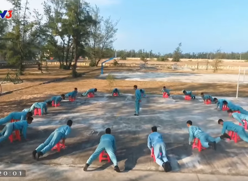 Học cách lượn gió bằng chiếc ghế nhựa đơn giản - bài học đầu đời dành cho mọi phi công học viên khi nhập môn nhảy dù. Nguồn ảnh: VTV.