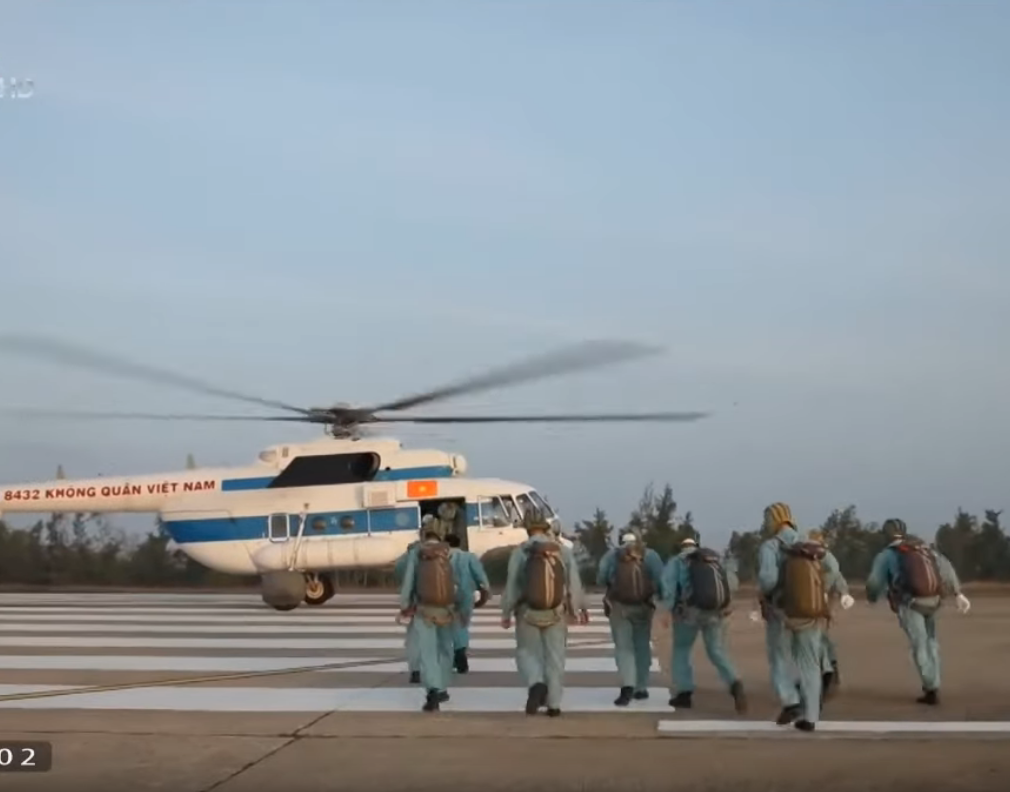 Lên máy bay trực thăng chuẩn bị cho bài tập nhảy dù - một kỹ năng mà mọi phi công đều thuộc nằm lòng dù không ai muốn phải dùng tới kỹ năng này trong thực tế. Nguồn ảnh: VTV.