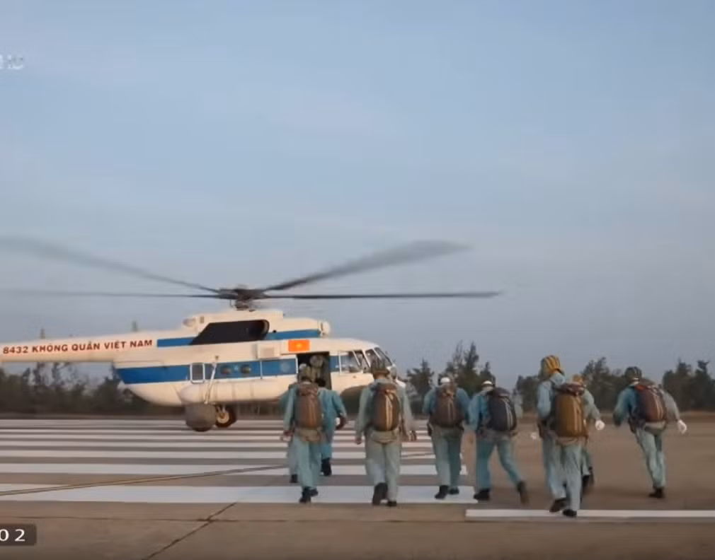 Lên máy bay trực thăng chuẩn bị cho bài tập nhảy dù - một kỹ năng mà mọi phi công đều thuộc nằm lòng dù không ai muốn phải dùng tới kỹ năng này trong thực tế. Nguồn ảnh: VTV.