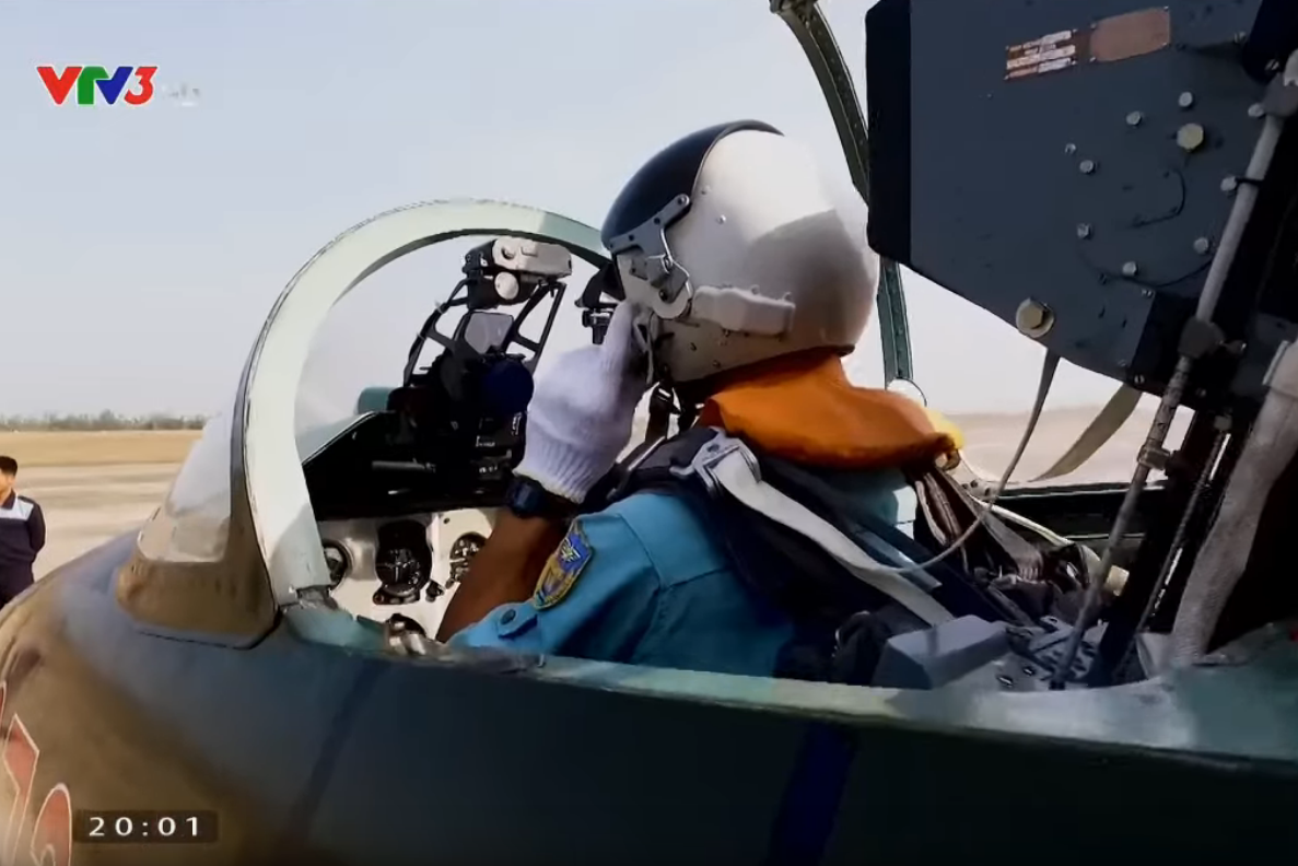 Khác với khi điều khiển máy bay huấn luyện - thường có huấn luyện viên ngồi sau. Khi học nhảy dù, các học viên phi công sẽ hoàn toàn tự chủ, phải tự xử lý mọi tình huống phát sinh, mọi sự cố bất trắc xảy ra trên không trung mà không có bất cứ sự trợ giúp nào. Nguồn ảnh: VTV.