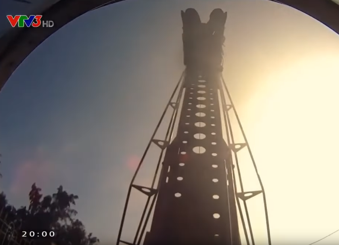 Trong bài huấn luyện này, sau khi giật ghế phóng phi công sẽ được bắn lên thanh trượt với tốc độ rất cao nhằm mô phỏng lại gia tốc mà phi công phải chịu khi ghế phóng thoát hiểm "thổi" bay phi công ra ngoài. Nguồn ảnh: VTV.