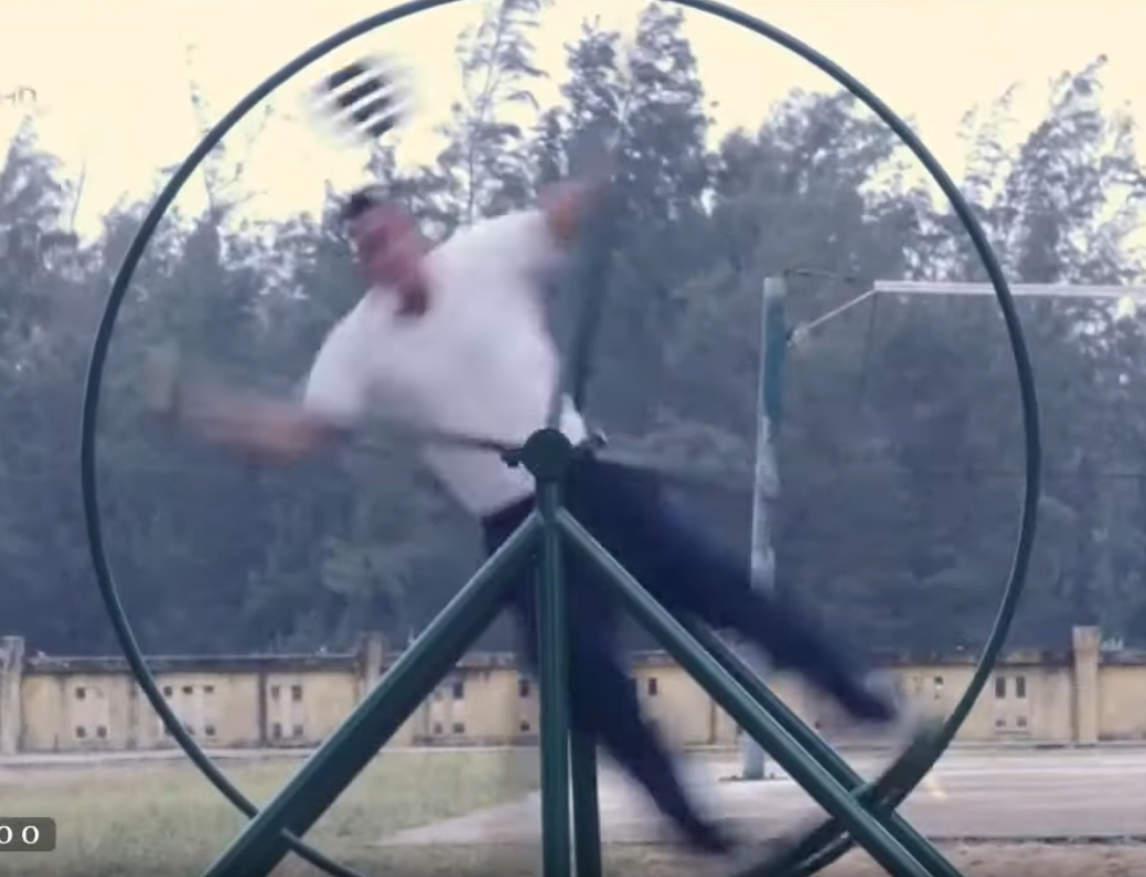 Tuy nhiên trong trường sĩ quan không quân, các học viên phi công quân sự sẽ còn được học một môn mới lạ và rất "độc quyền" đó là các môn thể thao hàng không, giúp tăng khả năng định hướng, sức chịu đựng cho phi công khi bay. Nguồn ảnh: VTV.