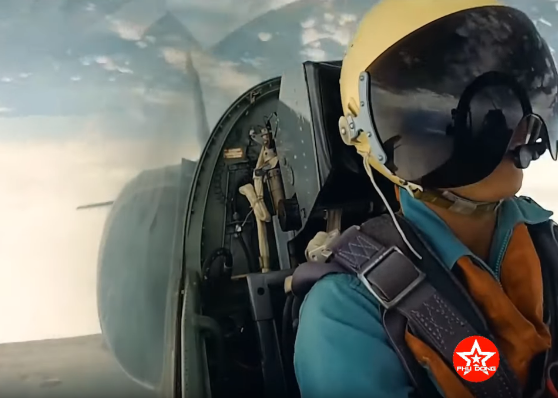 L-39 cũng là loại phản lực đầu tiên mà mọi phi công chiến đấu của Việt Nam đều phải bay thạo trước khi có thể "mơ" đến những chú chim sắt đắt đỏ, mạnh mẽ hơn như Su-27 hay Su-30MK2. Nguồn ảnh: VTV.