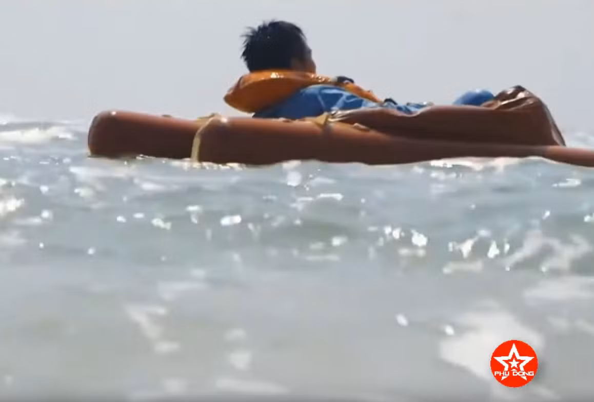 Thậm chí, phi công học viên còn được học kỹ năng sinh tồn trên biển khơi lênh đênh khi chẳng may buộc phải nhảy dù thoát hiểm xuống biển. Nguồn ảnh: VTV.