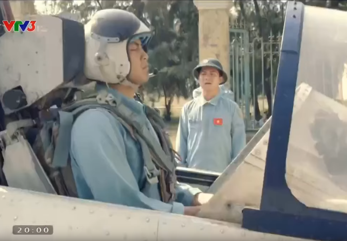 Bài huấn luyện mô phỏng sử dụng ghế phóng thoát hiểm. Nguồn ảnh: VTV.