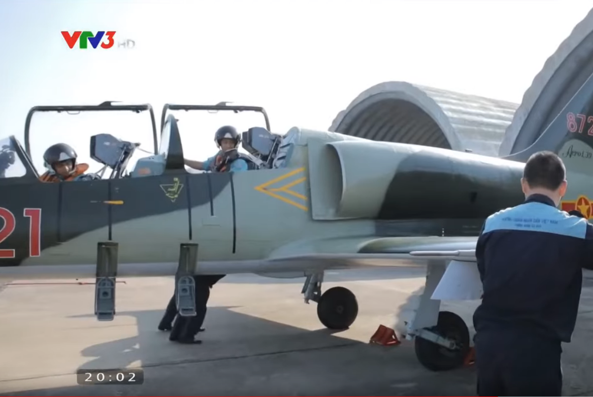 Trên thực tế, nhiều sự cố hàng không xảy ra ở những nơi đông dân cư khiến phi công không thể chỉ nhảy dù ra ngoài mà sẽ cố điều khiển máy bay tránh xa khu dân cư nhất có thể trước khi thoát hiểm. Nguồn ảnh: VTV.