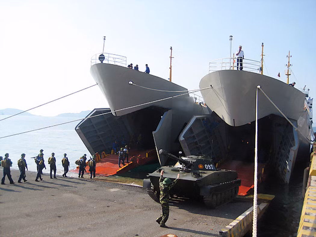 Trong biên chế của Hải quân Việt Nam còn có một vài tàu đổ bộ do... Mỹ sản xuất. Đây đều là các tàu chiến lợi phẩm ta thu được từ sau khi thống nhất đất nước, tới nay vẫn được chúng ta tự kéo dài niên hạn, tiếp tục sử dụng. Nguồn ảnh: TL.