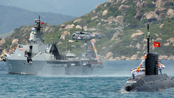 Đội tàu mặt nước, tàu ngầm và không quân Hải quân Việt Nam cùng xuất hiện hiếm hoi trong một bức ảnh. Nguồn ảnh: TL.