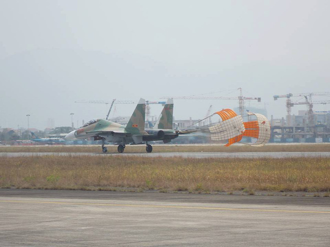Su-27PU với khả năng sử dụng vũ khí tấn công mặt đất độ chính xác cao có thể được xem như biến thể đầu tiên của dòng tiêm kích đa năng Su-30 sau này. Nguồn ảnh: TL.