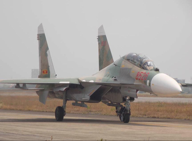 Su-27 số hiệu 8526 là phiên bản Su-27PU được Nga "đền" cho Việt Nam sau khi hai chiếc Su-27UBK đang trên đường giao hàng thì gặp tai nạn và hư hỏng hoàn toàn. Nguồn ảnh: TL.
