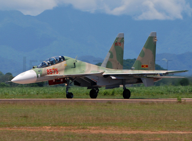 Máy bay chiến đấu Su-30MK2 (NATO định danh là Flanker-G) là phiên bản cải tiến của Su-30MKK, kết hợp nhiều công nghệ tác chiến trên biển hiện đại của biến thể Su-35. Nguồn ảnh: Jetphoto.