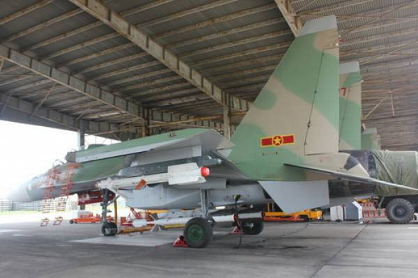 Hiện tại trong biên chế của Không quân Việt Nam đang có tổng cộng 35 chiếc Su-30MK2V và 11 chiếc Su-27 các phiên bản Su-27SK/UBK/PU cùng phục vụ. Đây chính là xương sống của lực lượng tiêm kích ta và là những chiến đấu cơ mạnh nhất Việt Nam đang có trong tay. Nguồn ảnh: QDND.