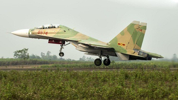 Su-30MK2 là chiến đấu cơ hạng nặng, hoạt động mọi thời tiết, tầm xa và cùng chủng loại với máy bay McDonnell Douglas F-15E. Su-30MK2 cải tiến rất nhiều khả năng tấn công trên biển và hệ thống điện tử. Hiện Su-30MK2 được sử dụng ở nhiều nước trên thế giới, trong đó có Việt Nam, Indonesia, Venezuela và Uganda. Nguồn ảnh: Danviet.