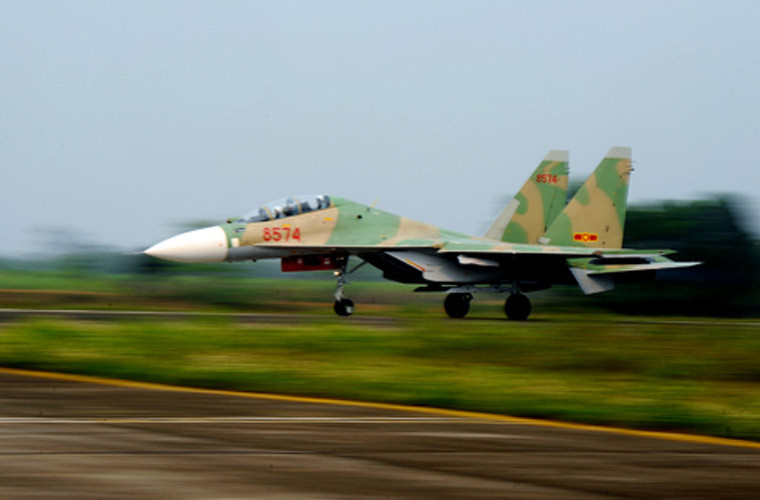 Truyền thông Nga khẳng định hệ thống tác chiến điện tử của Su-30MK2 sử dụng công nghệ tối tân nhất hiện nay, cho phép cung cấp thông tin mục tiêu nhờ các cảm biến cảnh báo sớm cực nhạy. Hệ thống cảnh báo sớm có tầm hoạt động vài trăm km. Nguồn ảnh: QDND.