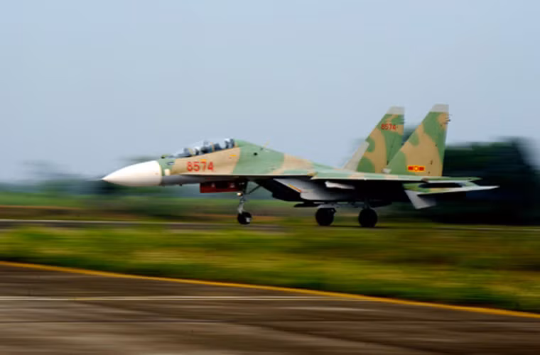 Truyền thông Nga khẳng định hệ thống tác chiến điện tử của Su-30MK2 sử dụng công nghệ tối tân nhất hiện nay, cho phép cung cấp thông tin mục tiêu nhờ các cảm biến cảnh báo sớm cực nhạy. Hệ thống cảnh báo sớm có tầm hoạt động vài trăm km. Nguồn ảnh: QDND.