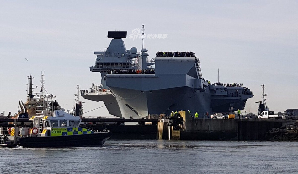 Được thiết kế để phục vụ cho các máy bay chiến đấu F-35B với khả năng cất cánh đường băng ngắn và hạ cánh thẳng đứng, tàu Prince of Wales có độ giãn nước lên tới 72.000 tấn và là tàu lớn nhất lịch sử của Hải quân Hoàng gia Anh. Nguồn ảnh: Sina.