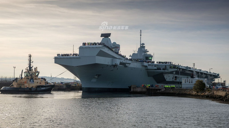 Hiện tại, tàu Prince of Wales có khả năng mang theo 40 máy bay các loại, tối đa mang theo được 50 máy bay các loại nhưng có thể mở rộng lên 70 chiếc dù khi đó hiệu quả cất - hạ cánh là không cao do sàn tàu quá chật chội. Nguồn ảnh: Sina.